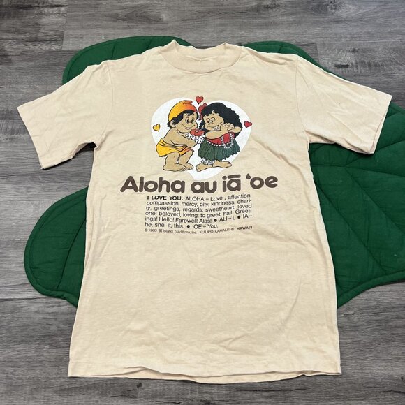 Vintage Island Traditions Small Hanes Beefy Tee Aloha Au Ia Oe Kuuipo Kamalii Gr - Picture 1 of 8